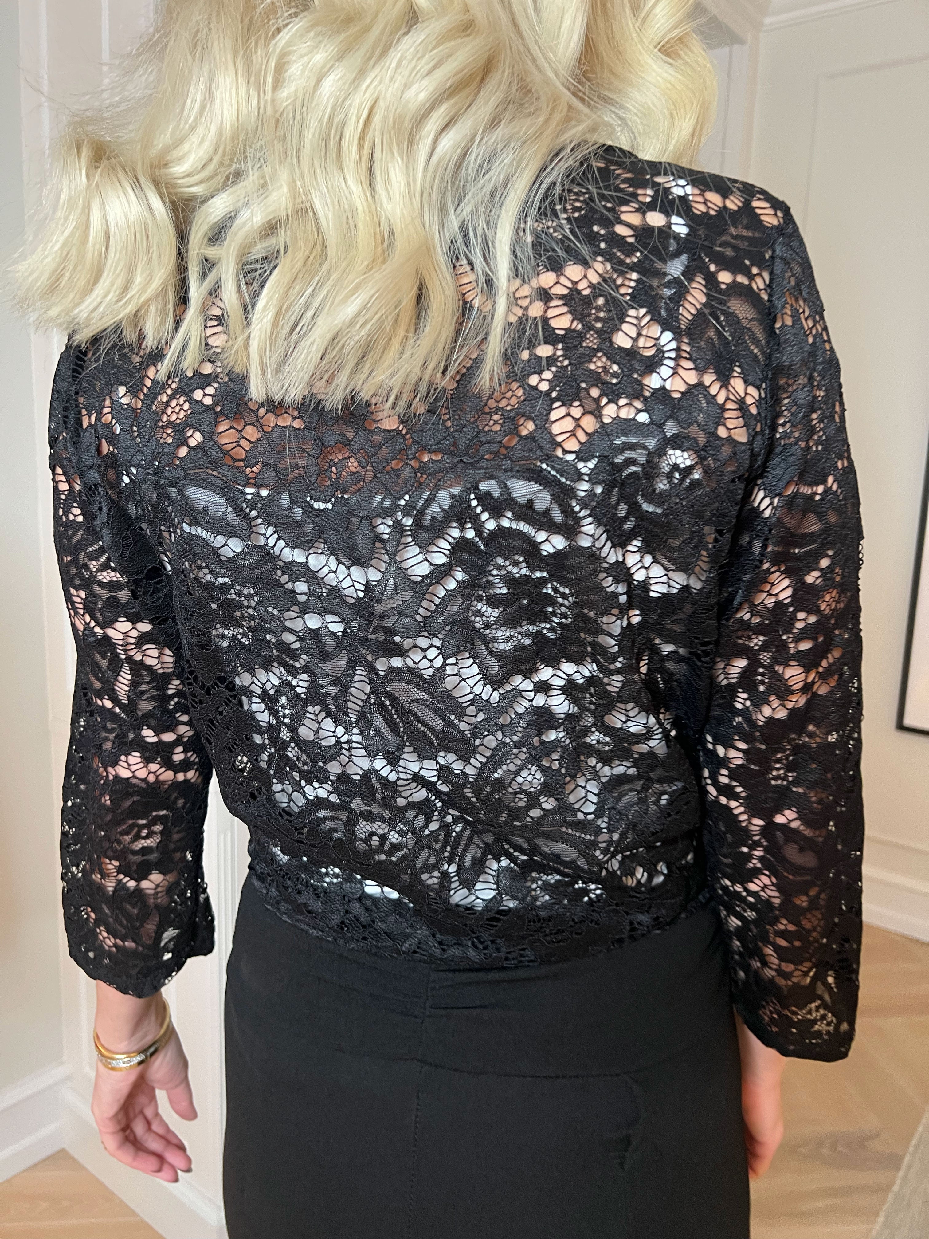 Jen - Kort blondecardigan med mulighed for knude foran